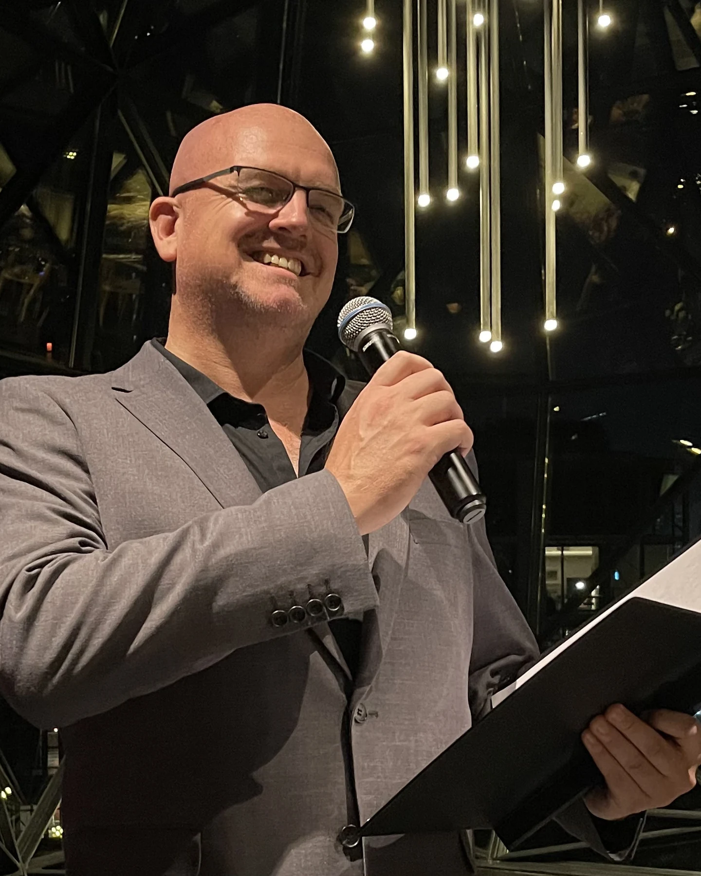 Singing, Swinging MC — photograph 1